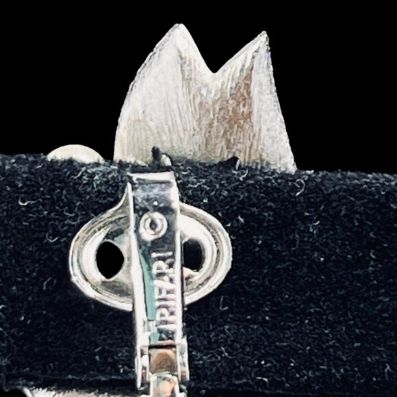 Vintage Crown Trifari Silver Tone Leaf Clip On Earrings (5272) - Picture 6 of 6